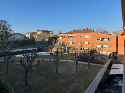 Exterior view of Flat to rent in Sant Cugat del Vallès  with Air Conditioner, Swimming Pool and Balcony