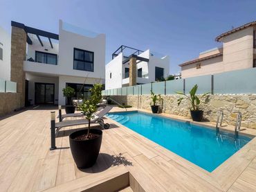 Chalet con piscina en venta en Orihuela Costa