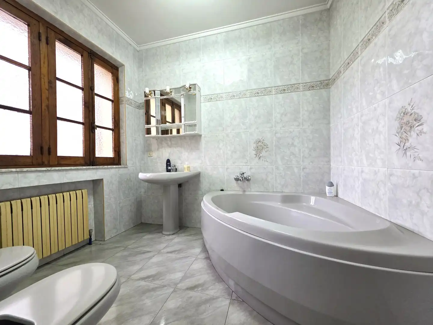 Badezimmer von Einfamilien-Reihenhaus zum Verkauf in Siero mit Heizung, Abstellraum und Möbliert