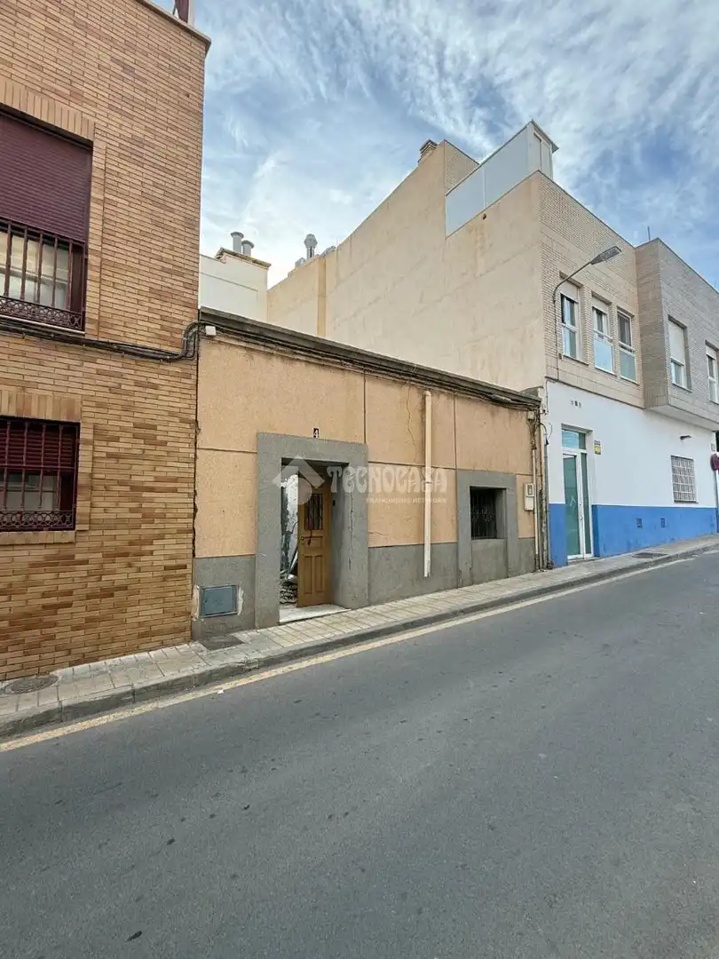 Vista exterior de Casa adosada en venda en Almería