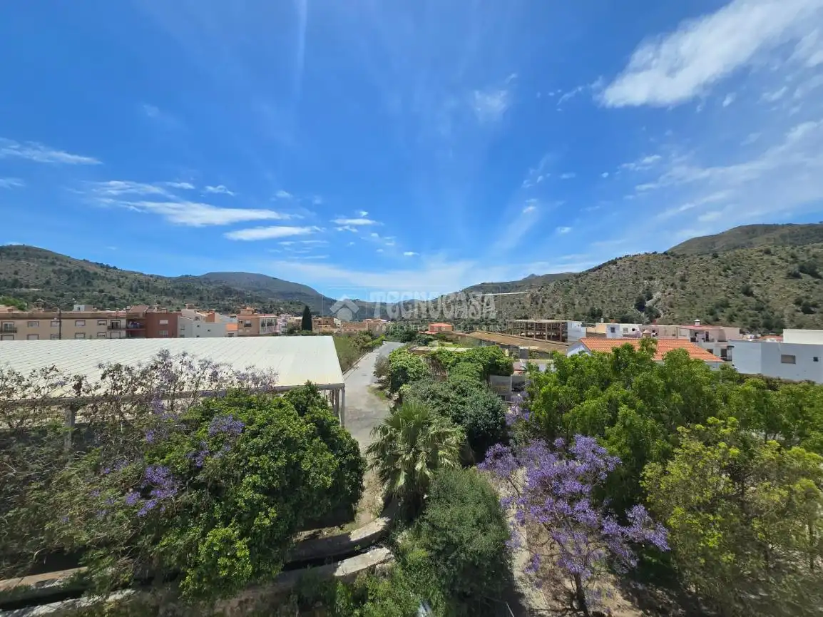 Vista exterior de Piso en venta en Vélez de Benaudalla con Aire acondicionado, Terraza y Piscina comunitaria