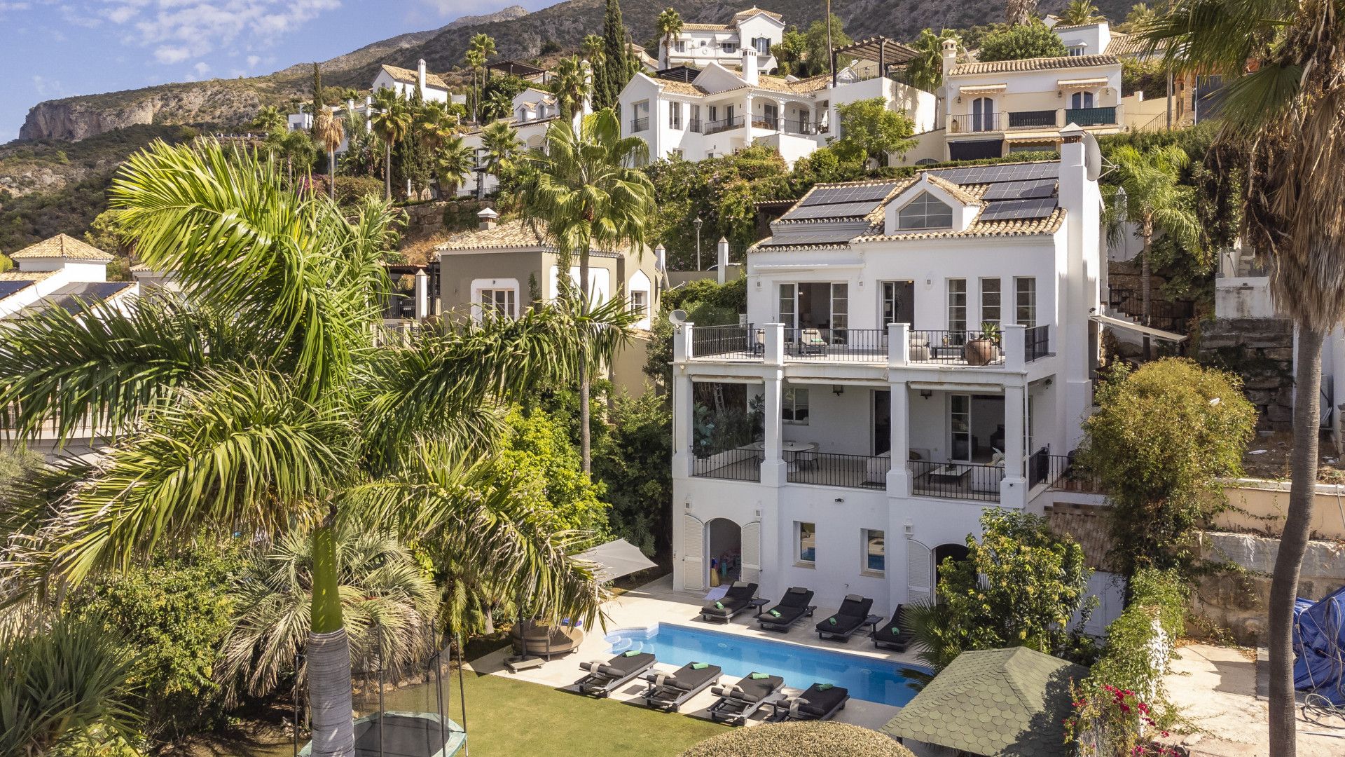Vista exterior de Casa o xalet en venda en Istán amb Aire condicionat, Jardí privat i Terrassa