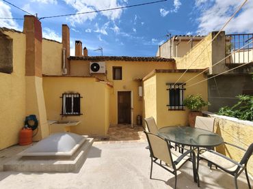 Casa rustica con giardino in vendita a Casco urbano