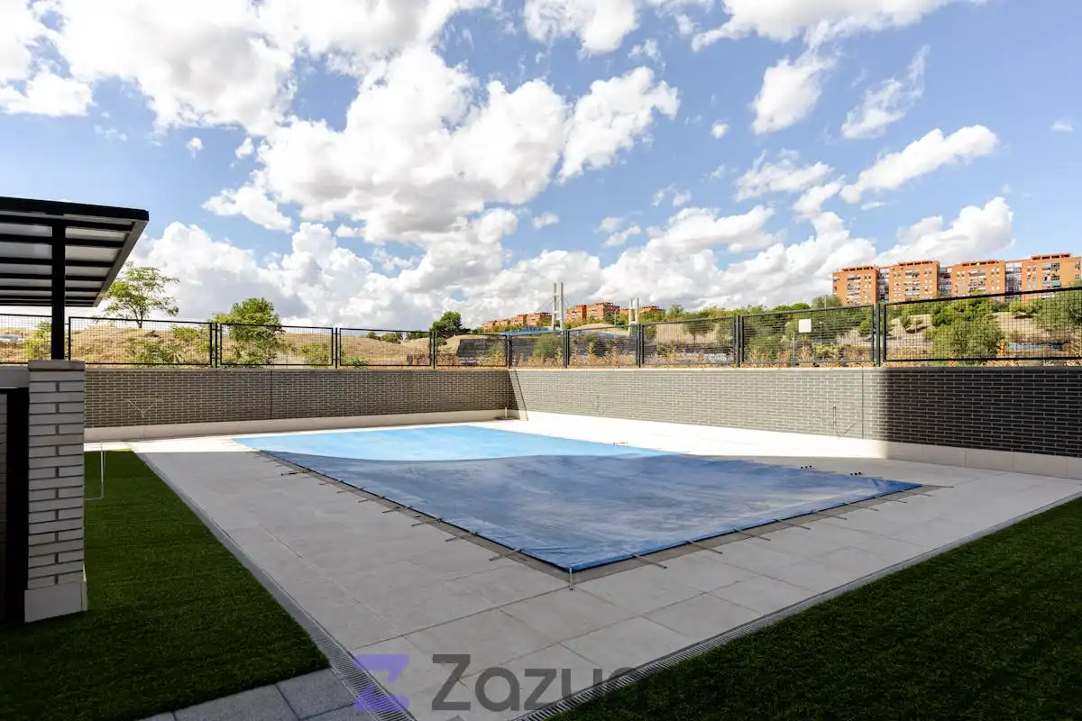 Schwimmbecken von Wohnung zur Miete in Madrid mit Klimaanlage, Privatgarten und Schwimmbad