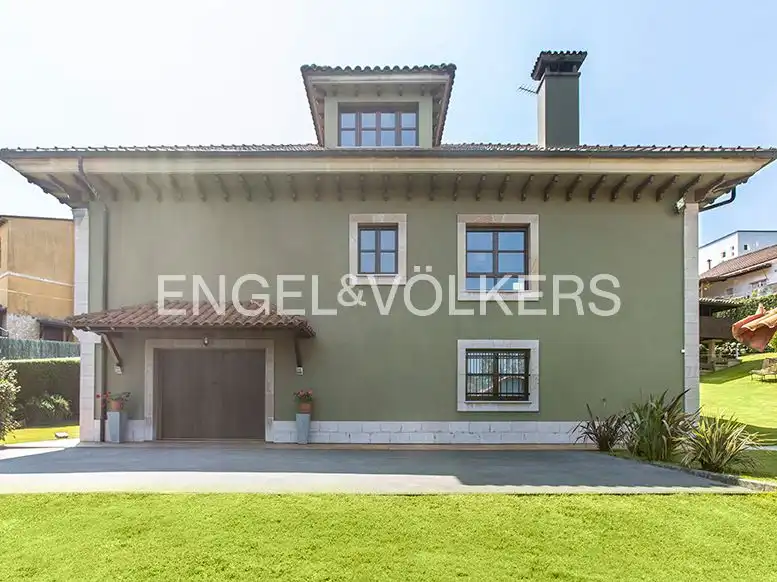 Vista exterior de Casa o xalet en venda en Oviedo  amb Calefacció, Jardí privat i Terrassa