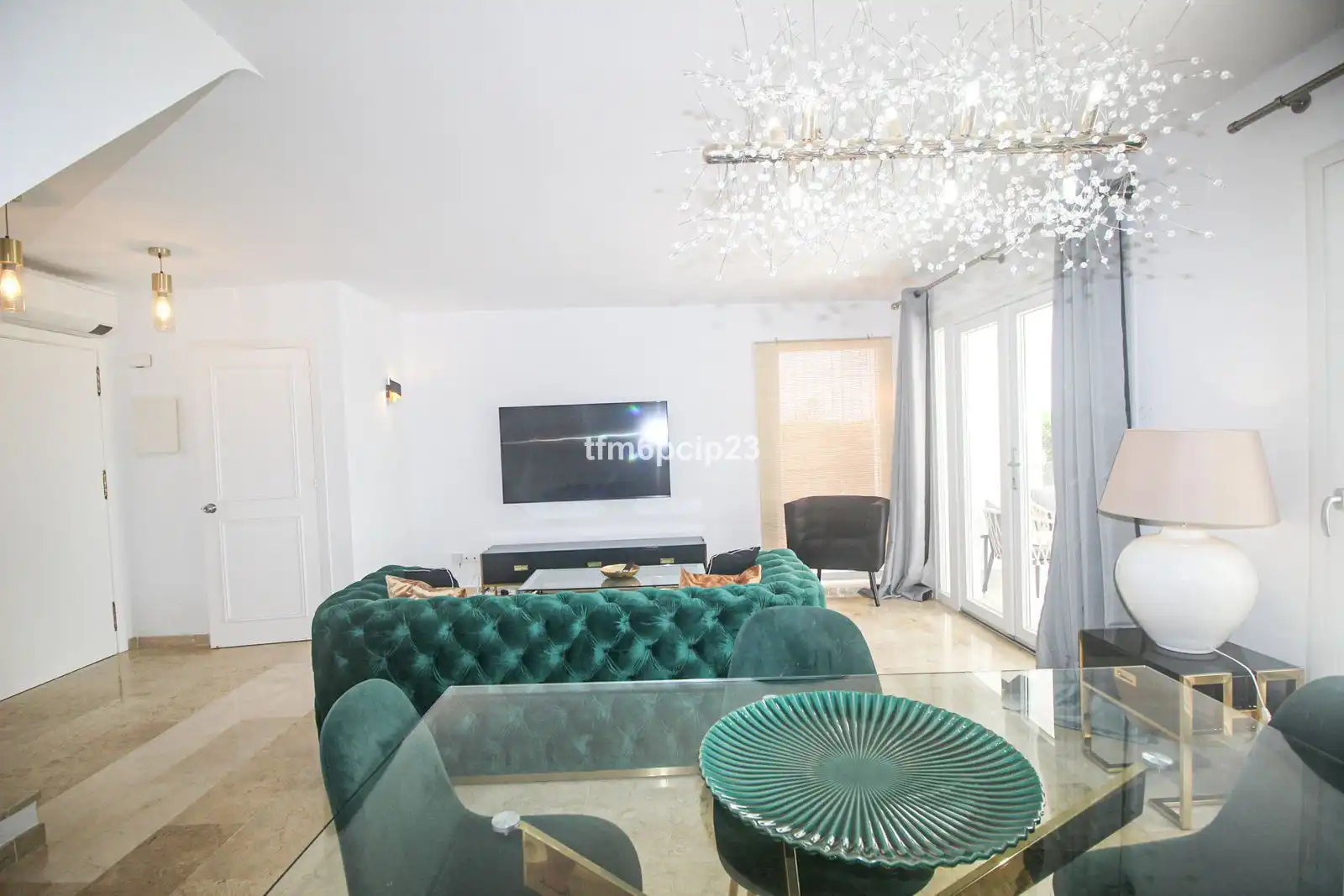 Sala d'estar de Casa adosada en venda en Manilva amb Aire condicionat, Traster i Moblat