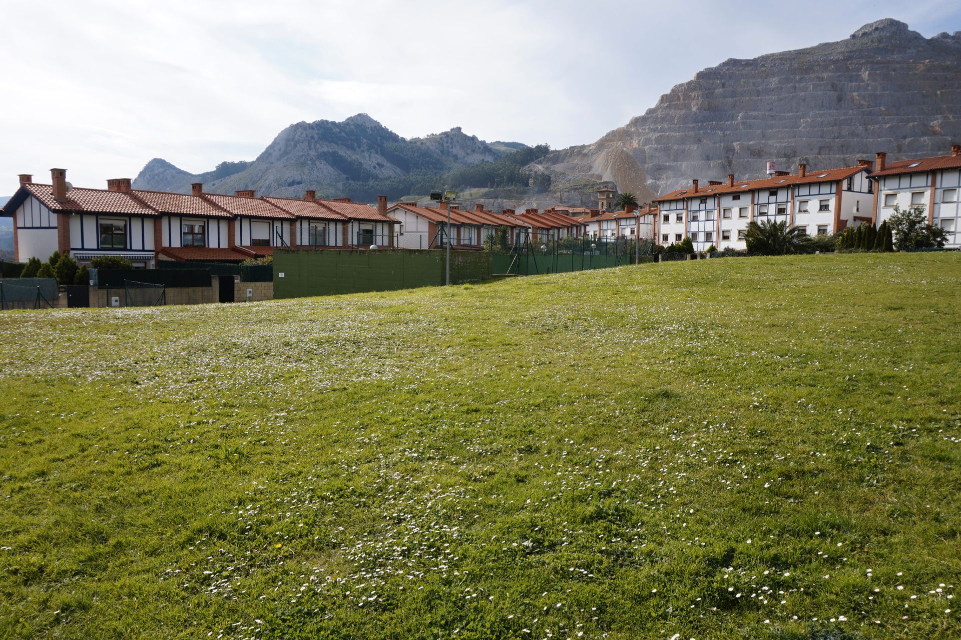 Vista exterior de Casa adosada en venda en Castro-Urdiales amb Calefacció, Jardí privat i Terrassa