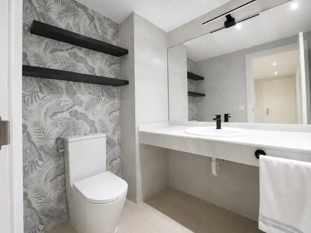 Baño de Piso en venta en Manilva con Aire acondicionado, Calefacción y Jardín privado
