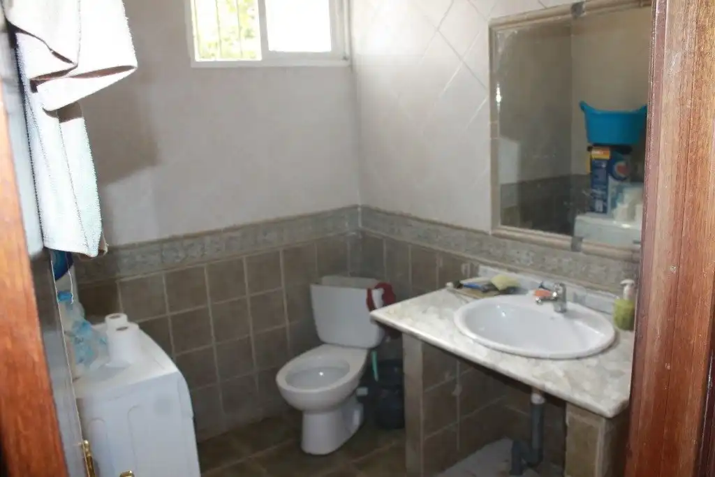 Bany de Casa o xalet en venda en San Martín del Tesorillo amb Calefacció, Jardí privat i Terrassa