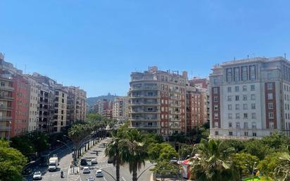 Vista exterior de Pis en venda en  Barcelona Capital amb Balcó