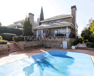 Vista exterior de Casa o xalet en venda en Las Rozas de Madrid amb Aire condicionat, Terrassa i Piscina