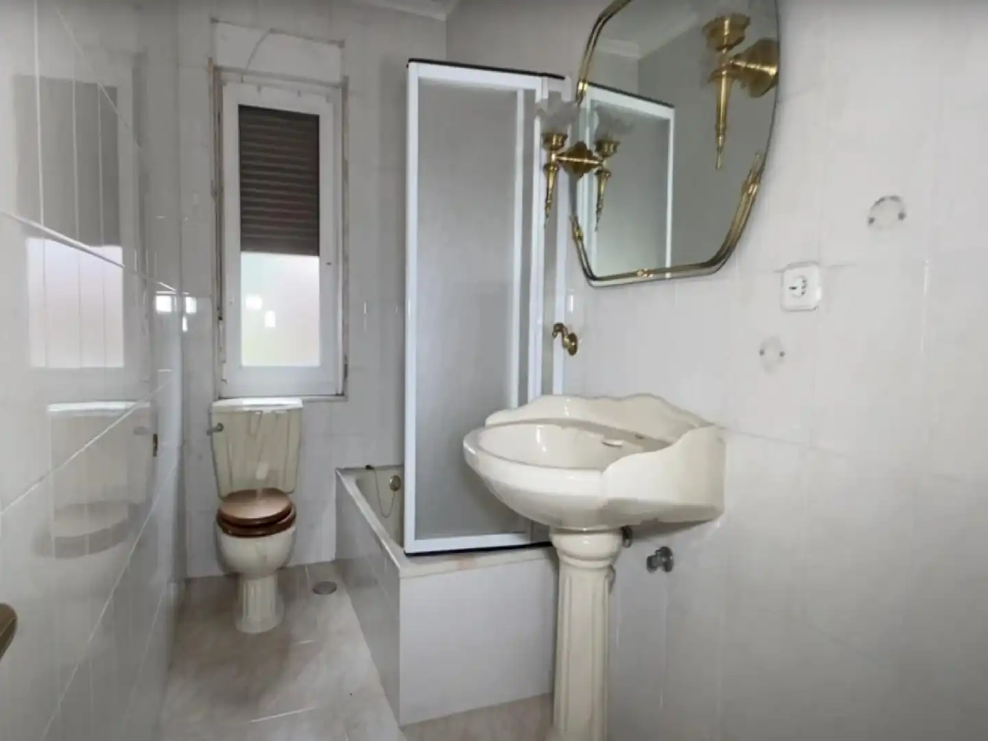 Bany de Casa o xalet en venda en San Martín del Rey Aurelio amb Jardí privat