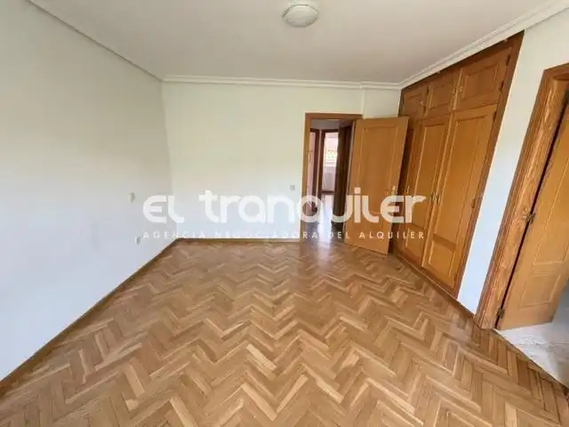Dormitori de Dúplex de lloguer en San Sebastián de los Reyes amb Parquet