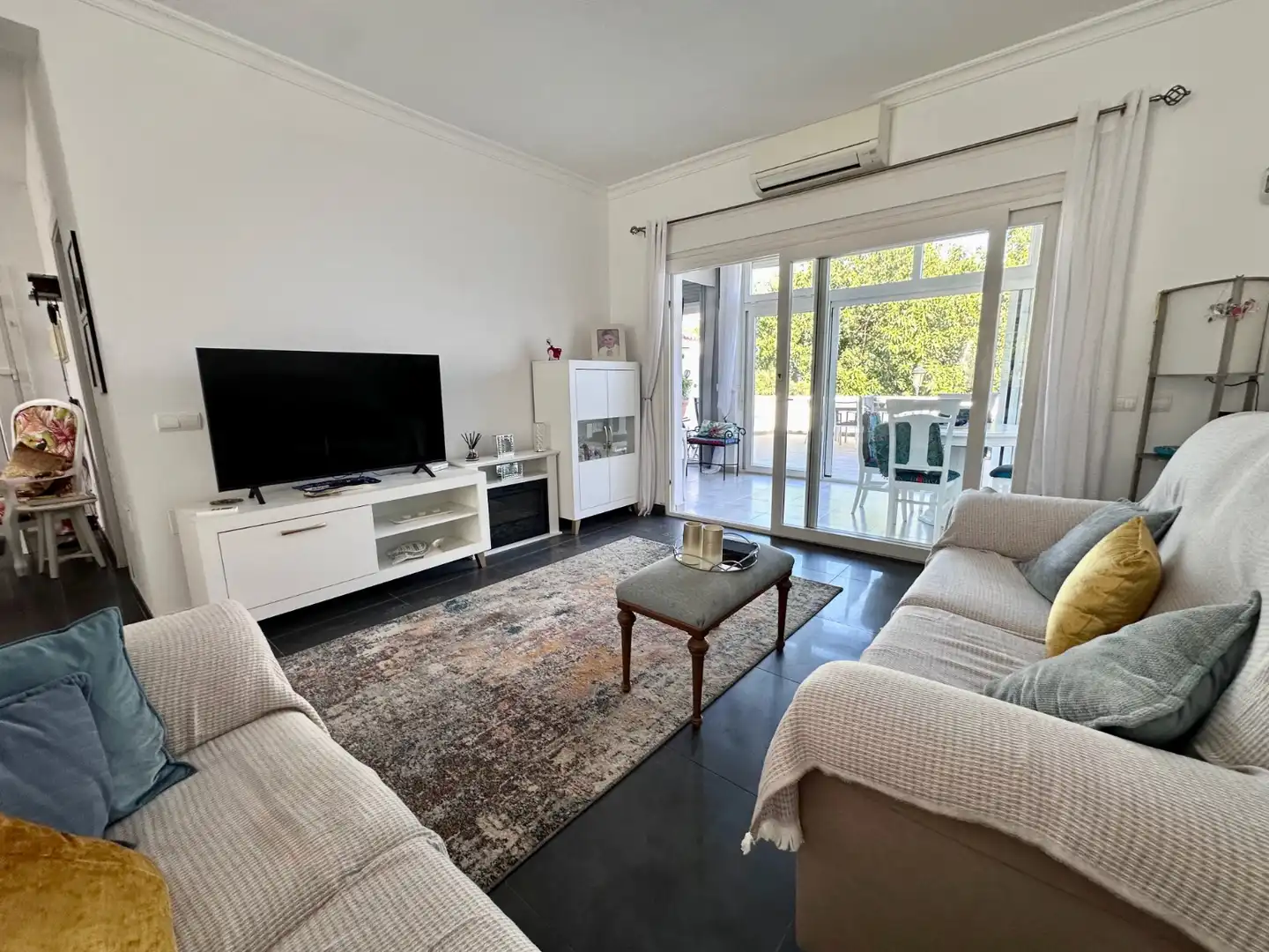 Sala d'estar de Casa o xalet en venda en Puerto de la Duquesa