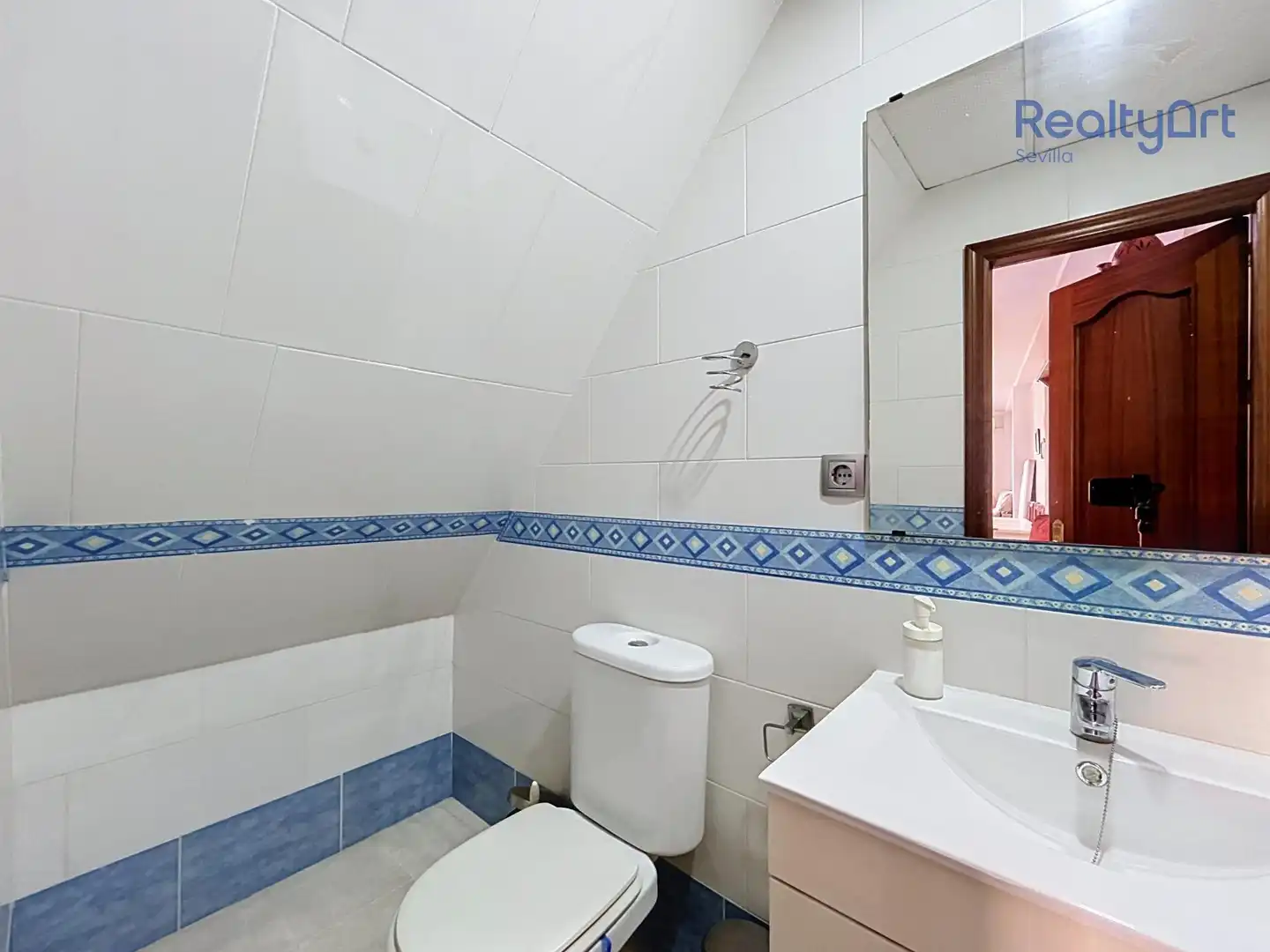 Bany de Casa o xalet en venda en Sevilla amb Aire condicionat, Terrassa i Balcó