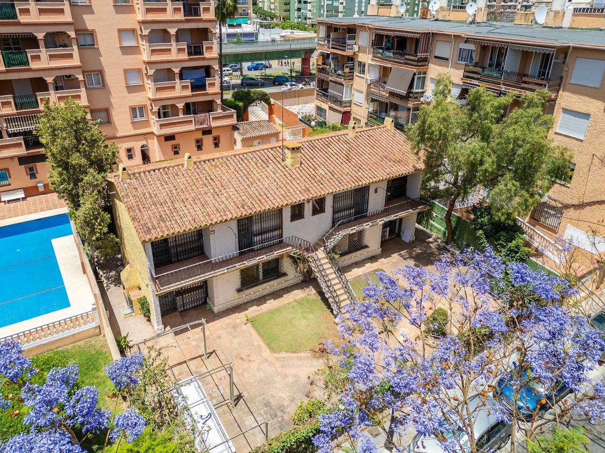 Vista exterior de Casa o xalet en venda en Fuengirola amb Jardí privat i Alarma