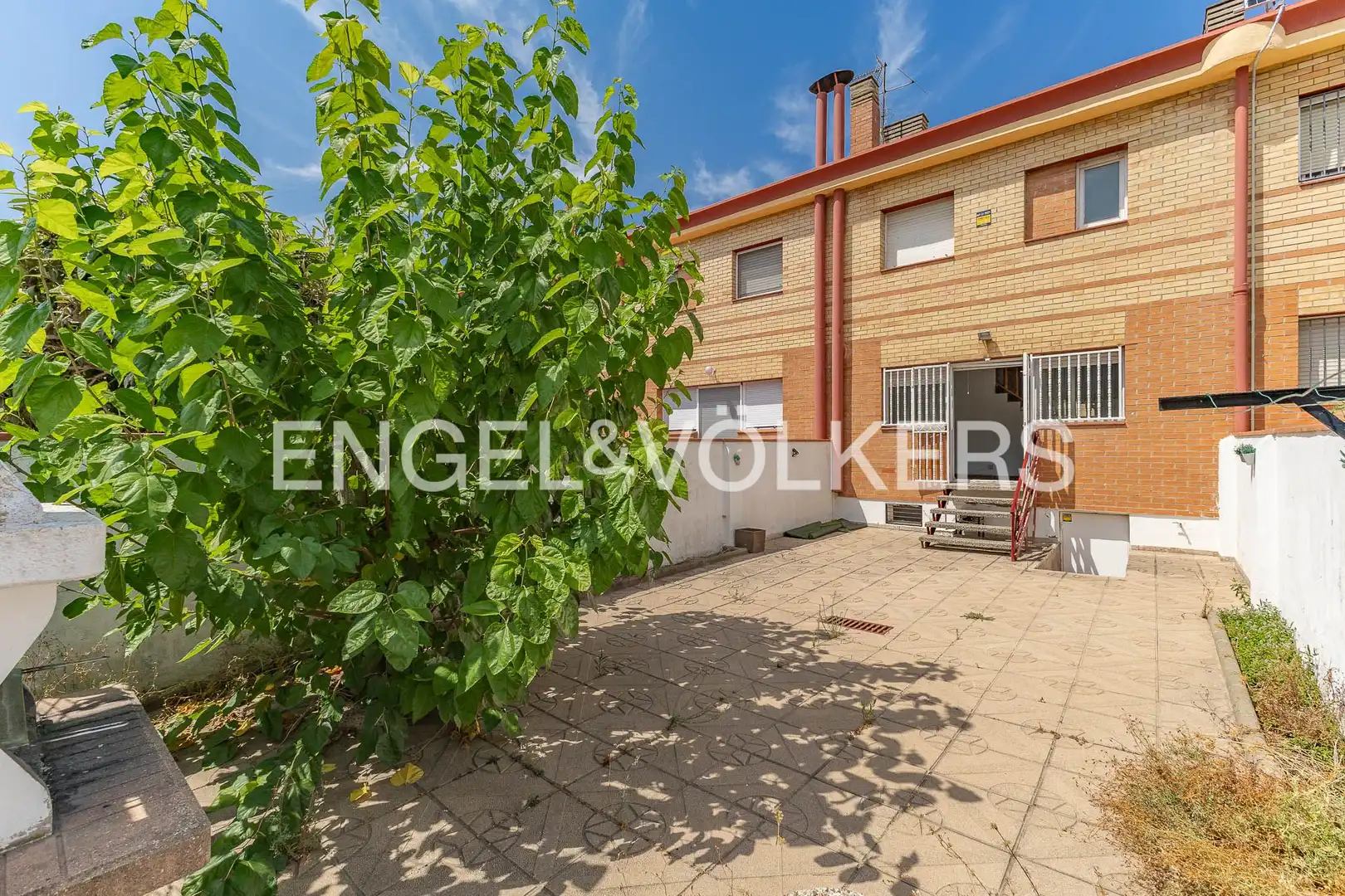 Vista exterior de Casa adosada en venta en Ripollet con Calefacción, Jardín privado y Terraza