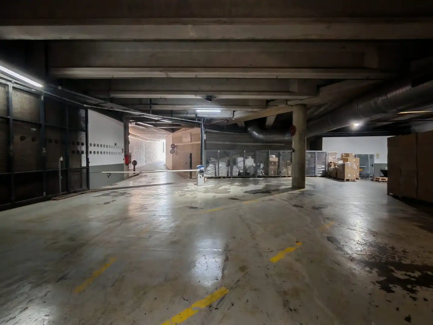 Parking de Local en traspaso en Sabadell con Aire acondicionado, Calefacción y Amueblado