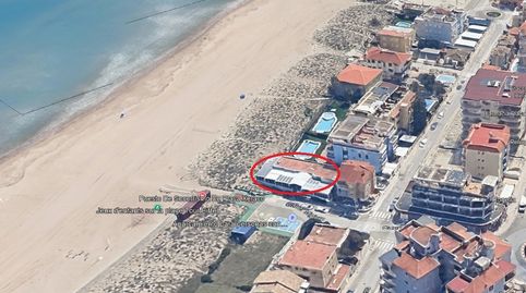 Restaurante con fachada a primera línea de playa