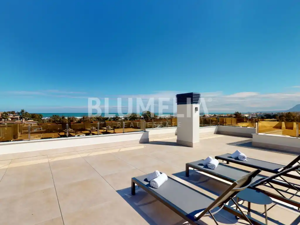 Terrasse von Dachboden zum Verkauf in Oliva mit Klimaanlage, Heizung und Privatgarten