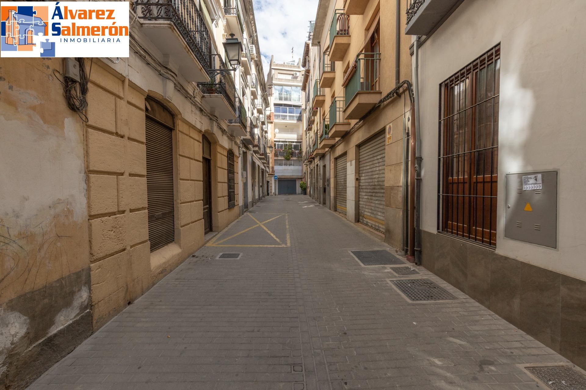 Vista exterior de Pis en venda en  Granada Capital amb Calefacció i Balcó