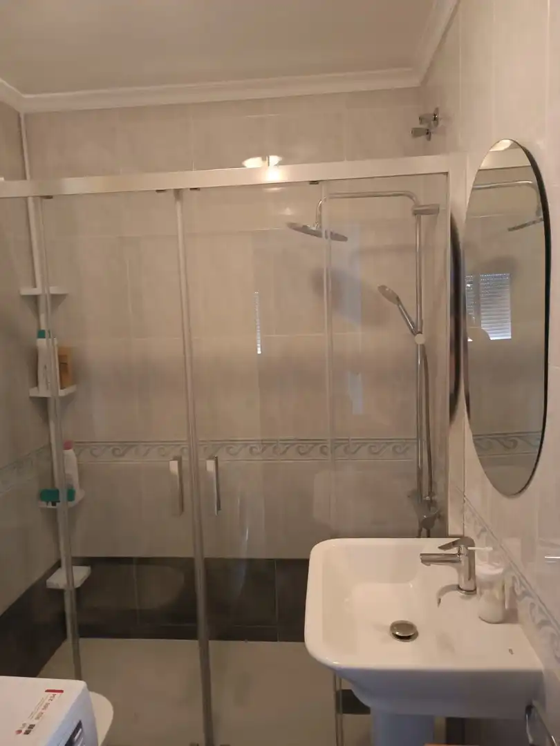 Bany de Apartament de lloguer en Benalmádena amb Aire condicionat, Terrassa i Moblat