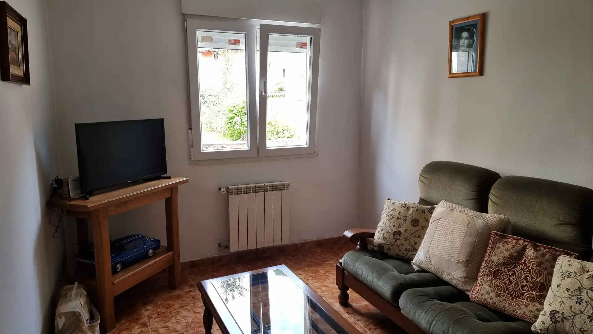 Sala d'estar de Casa adosada en venda en Cabrales amb Calefacció i Moblat