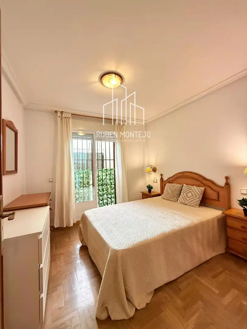 Dormitori de Apartament de lloguer en Salamanca amb Calefacció, Terrassa i Moblat
