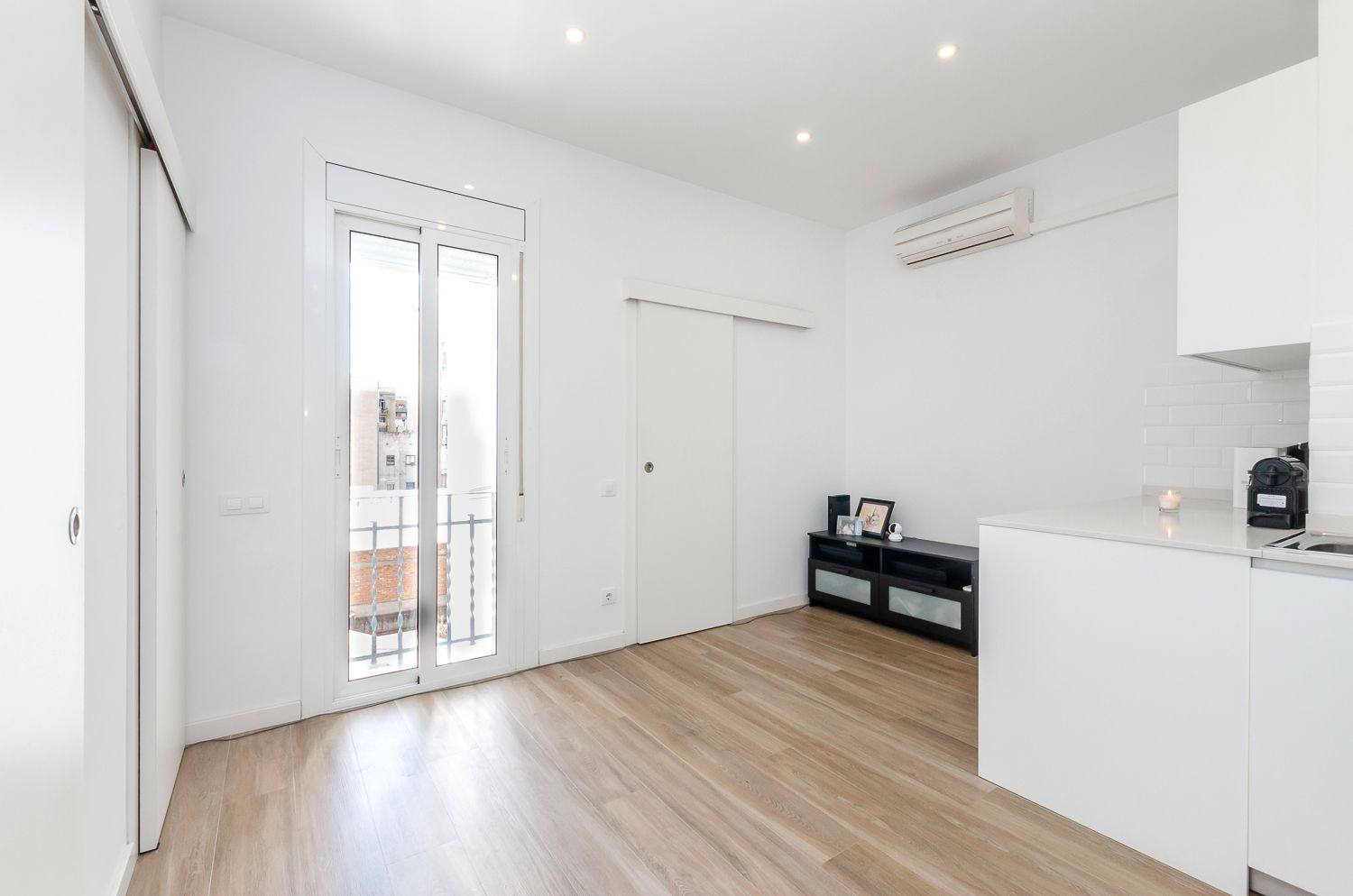 Bedroom of Flat for sale in  Barcelona Capital  with Air Conditioner, Parquet flooring and Balcony