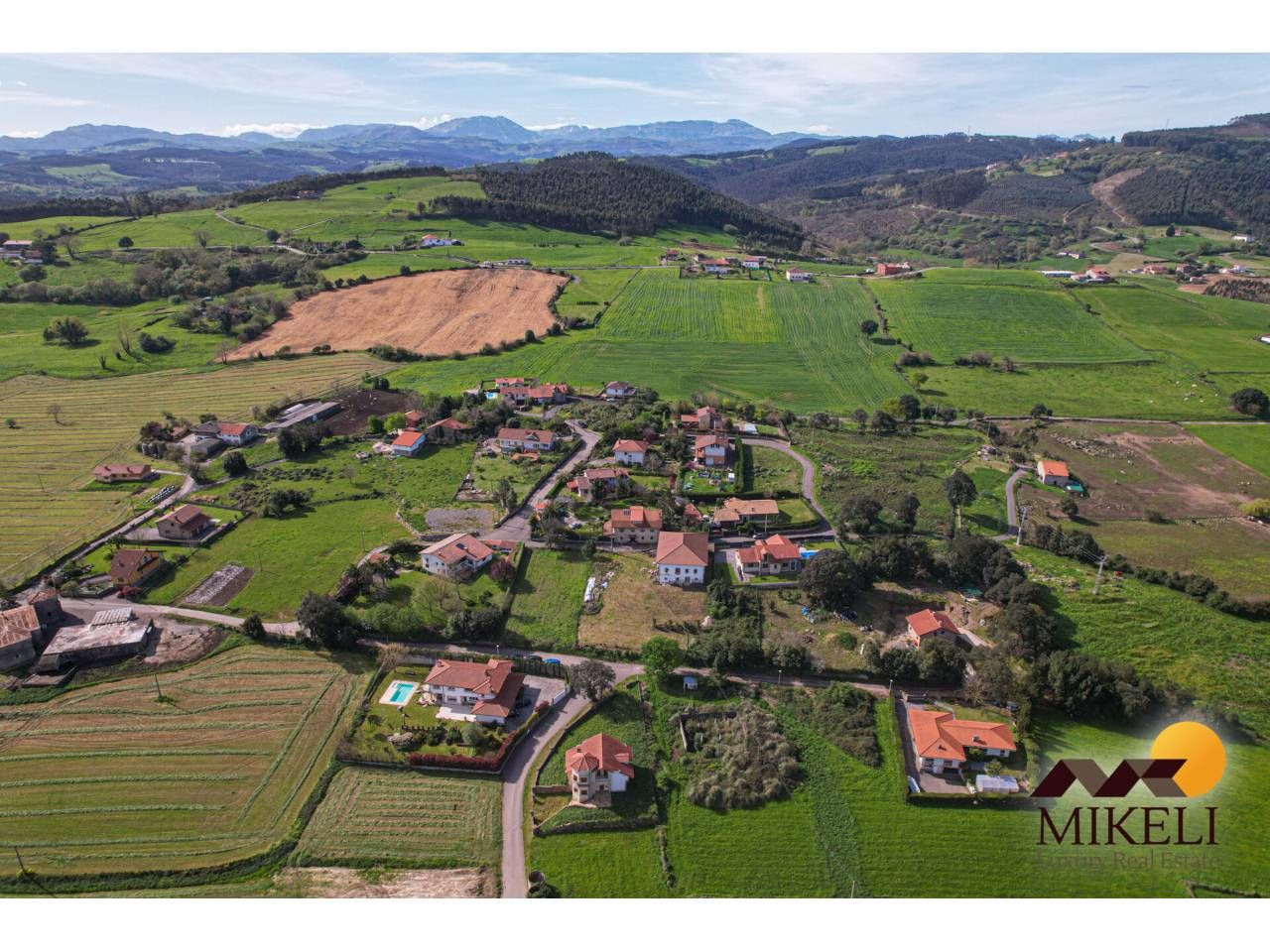 Vista exterior de Casa o xalet en venda en Meruelo amb Calefacció, Jardí privat i Terrassa