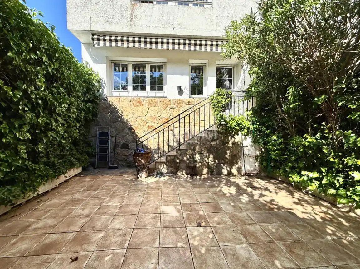 Jardí de Casa adosada en venda en Villanueva de la Cañada amb Calefacció, Jardí privat i Moblat