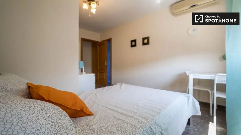 Habitación de Piso de alquiler en Valencia con Aire acondicionado, Calefacción y Amueblado
