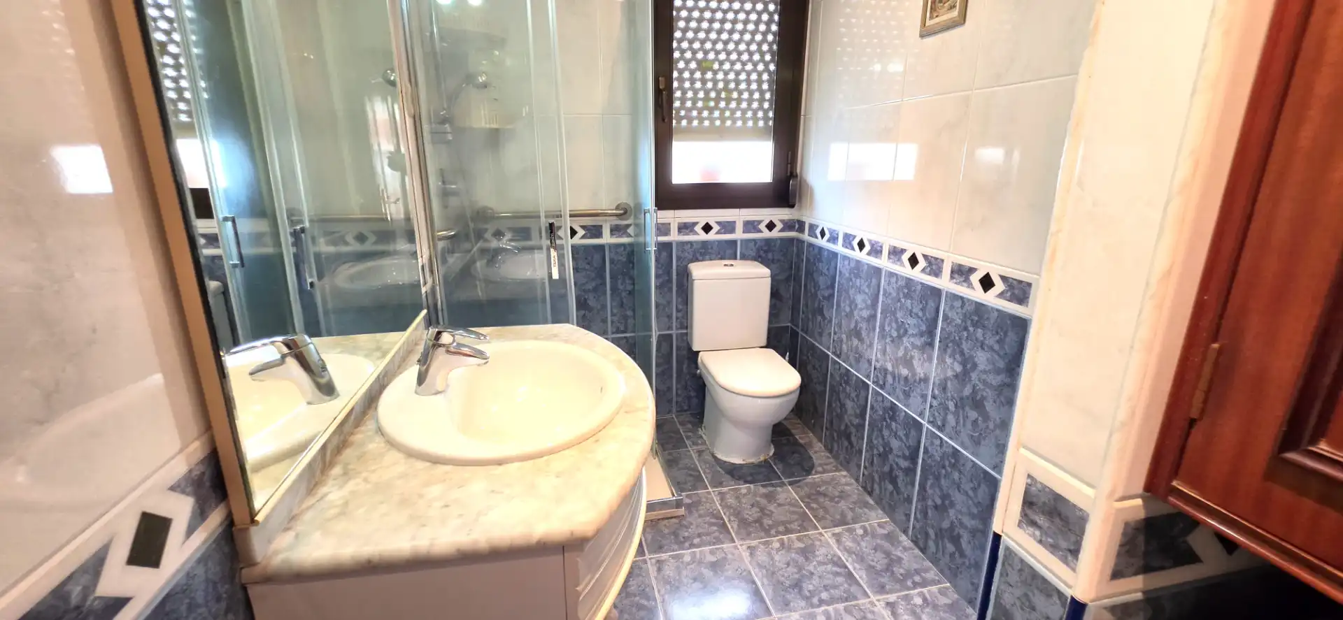 Bathroom of Flat for sale in Bilbao   with Storage room, Furnished and Oven