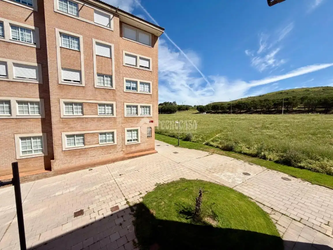 Außenansicht von Wohnung zum Verkauf in León Capital  mit Heizung, Parkett und Terrasse