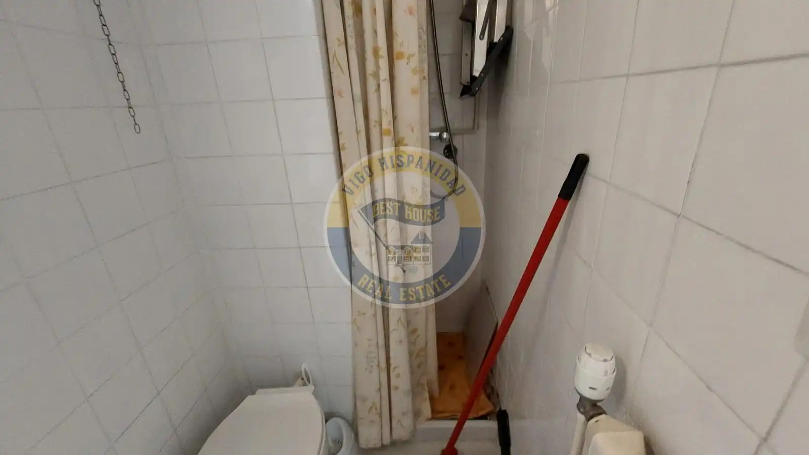 Bathroom of Flat for sale in Vigo   with Heating, Terrace and Storage room