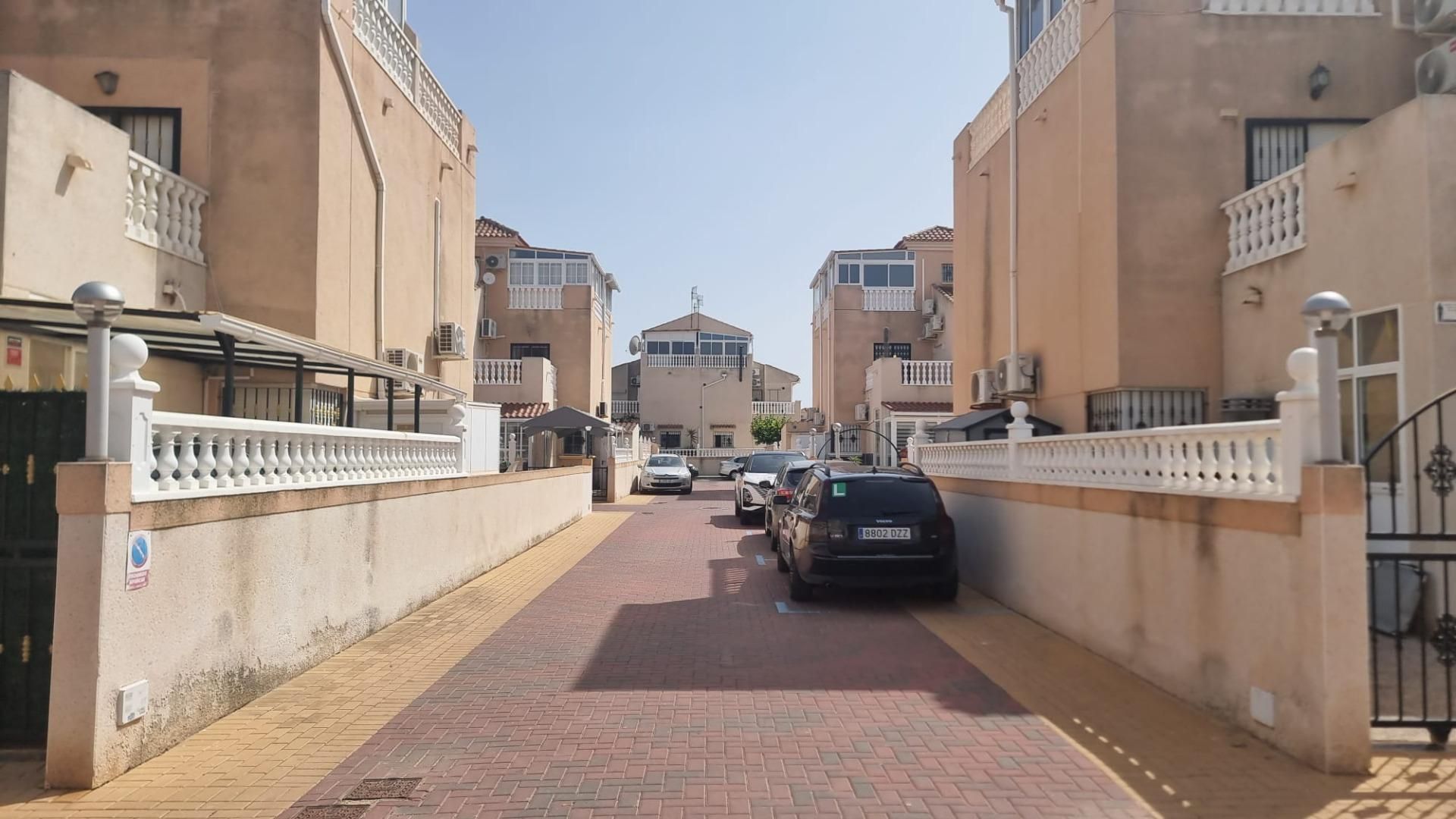 Vista exterior de Dúplex en venda en Torrevieja amb Jardí privat, Terrassa i Piscina comunitària