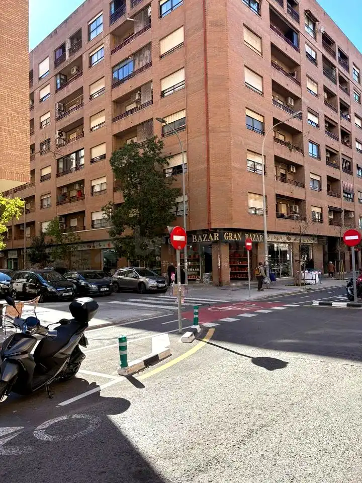 Vista exterior de Local en venta en Valencia