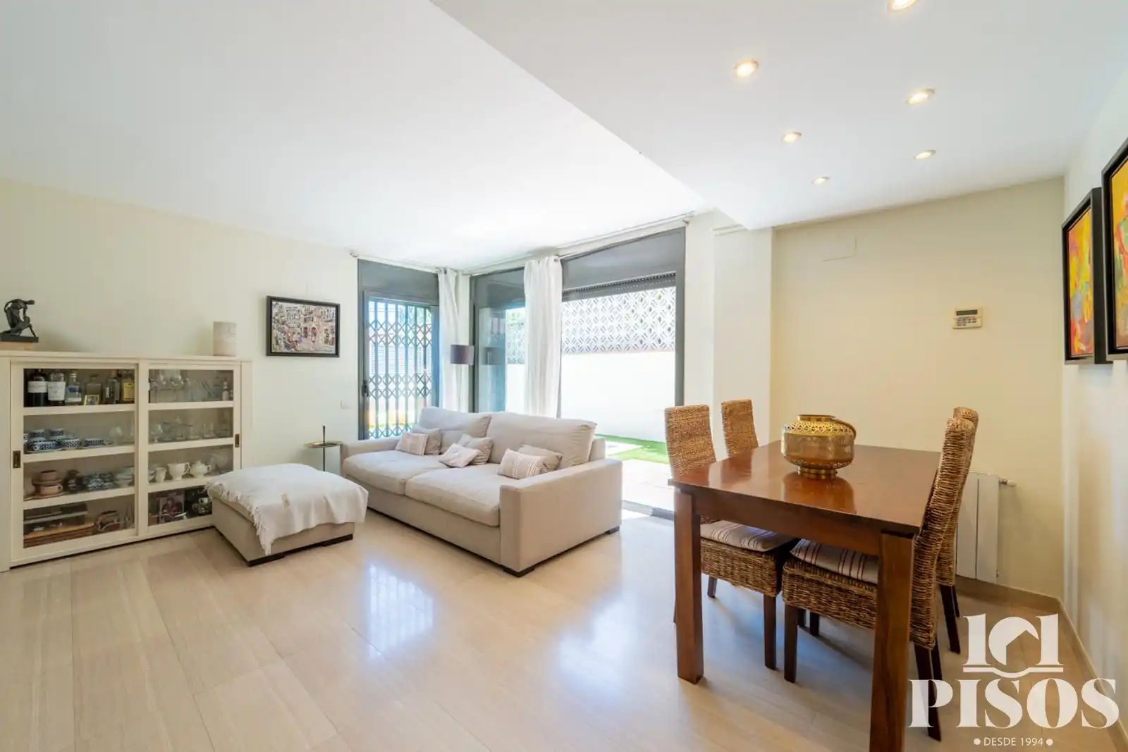 Sala de estar de Dúplex en venta en Sant Cugat del Vallès con Aire acondicionado, Calefacción y Jardín privado