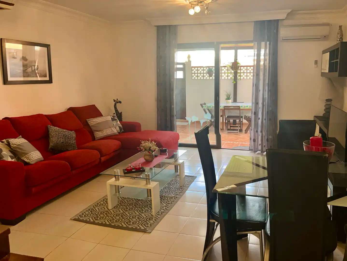 Sala d'estar de Casa adosada en venda en Granadilla de Abona amb Aire condicionat, Moblat i Piscina comunitària