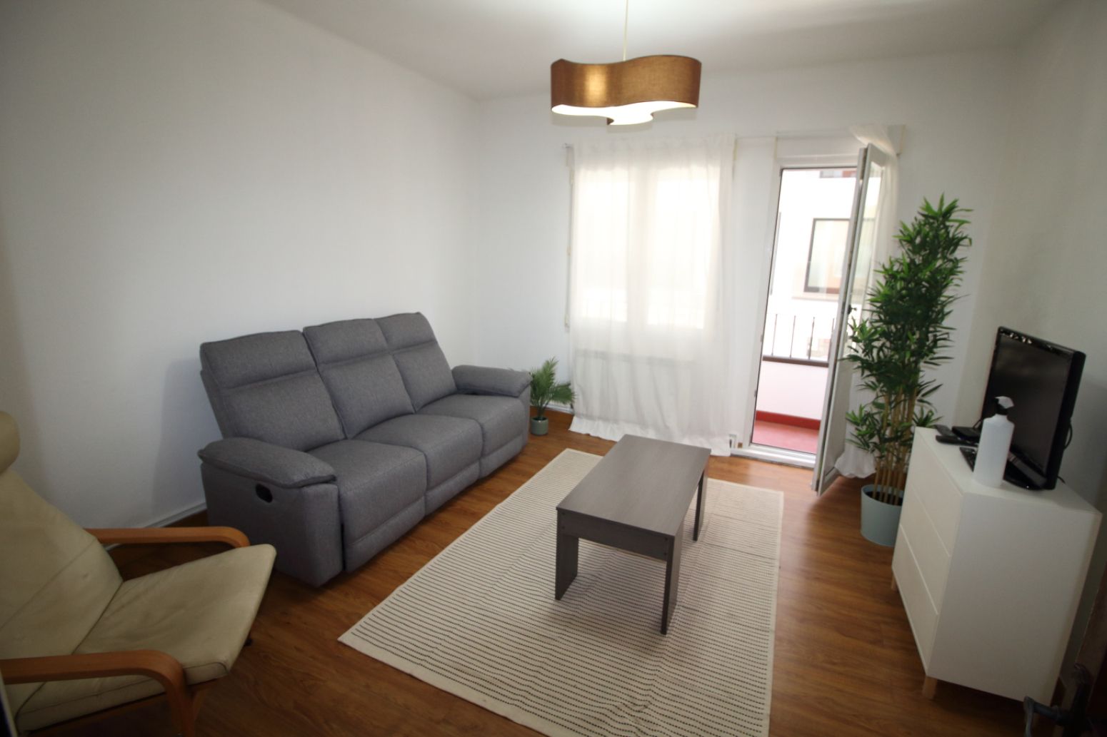 Sala d'estar de Pis de lloguer en Gijón  amb Calefacció, Parquet i Terrassa