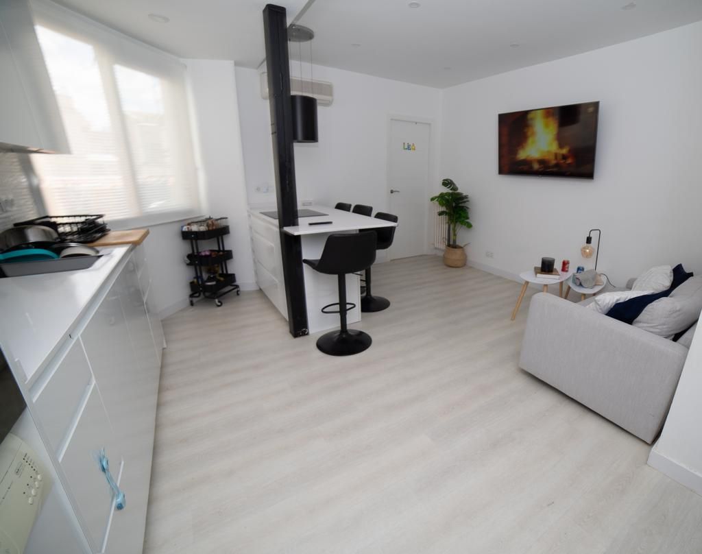 Living room of Flat to rent in  Madrid Capital  with Air Conditioner, Heating and Parquet flooring