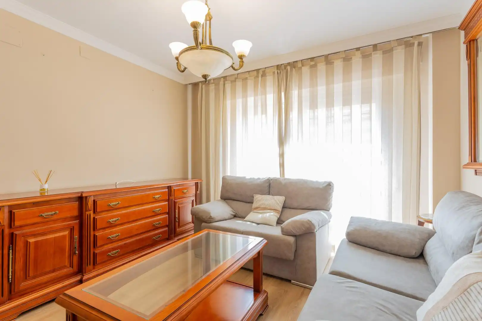 Sala d'estar de Casa adosada en venda en Alhendín amb Moblat i Piscina comunitària