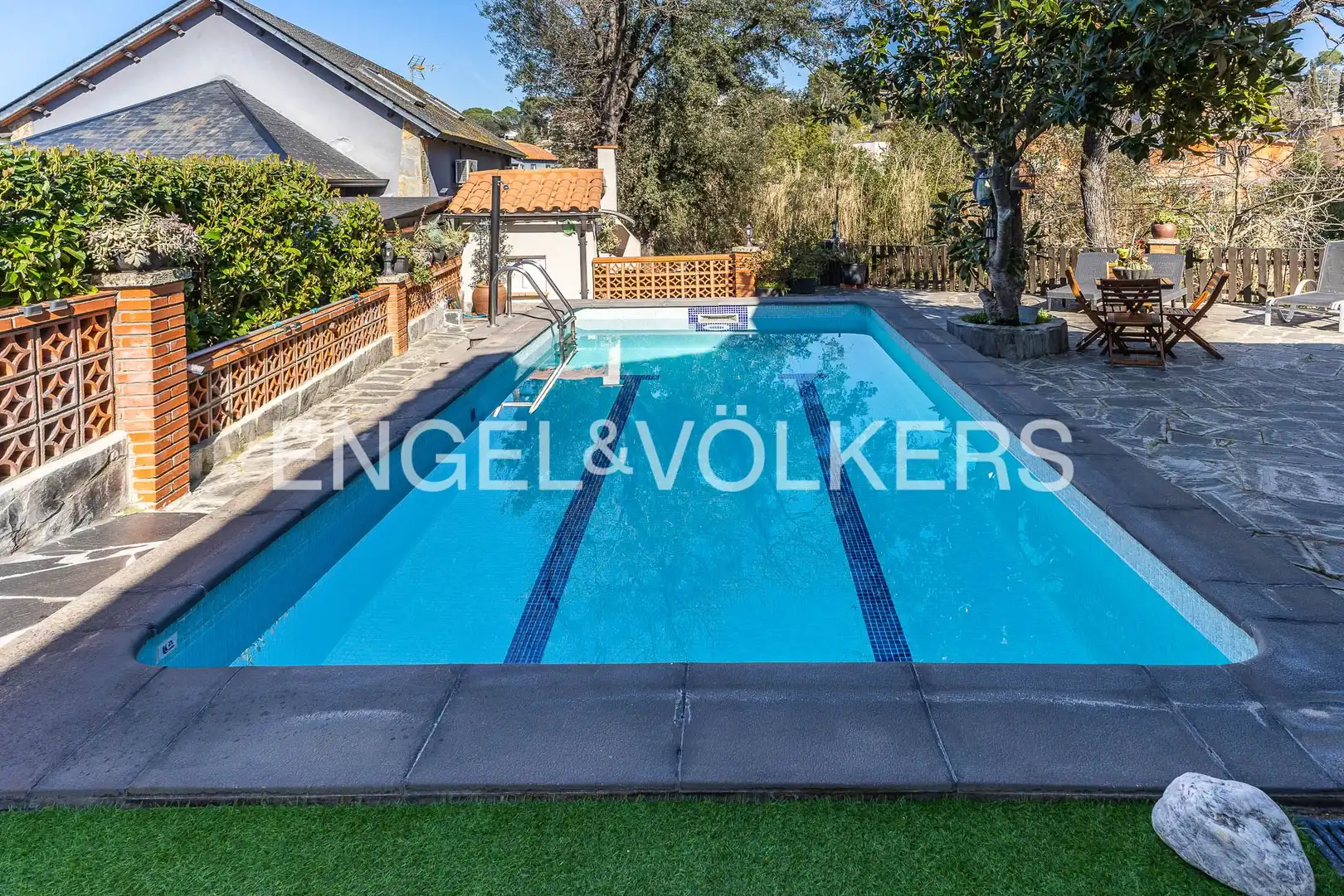 Swimming pool of Houses for sale in Sant Cugat del Vallès  with Air Conditioner, Heating and Private garden