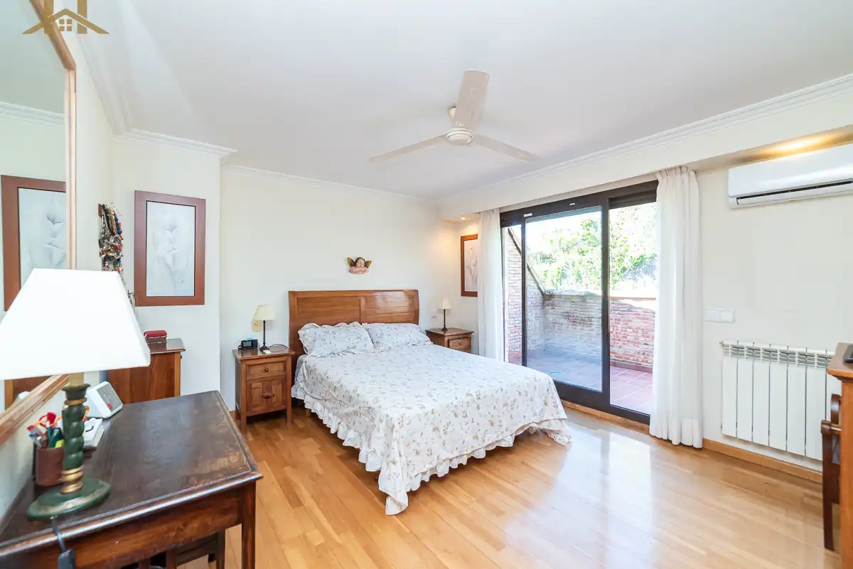 Bedroom of Detached homes for sale in Villanueva del Pardillo  with Air Conditioner, Heating and Private garden