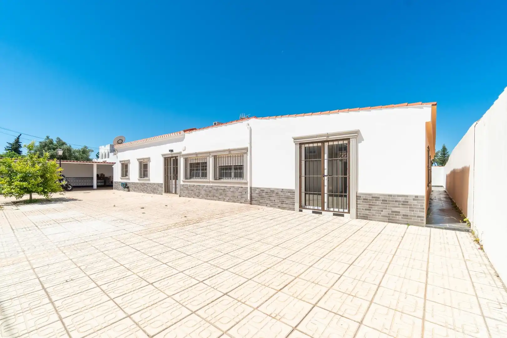 Vista exterior de Casa o xalet en venda en Torrevieja amb Aire condicionat, Calefacció i Jardí privat