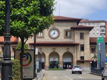 Vista exterior de Pis en venda en Oviedo  amb Calefacció, Parquet i Traster
