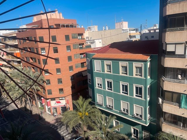 Vista exterior de Pis en venda en Alicante / Alacant amb Terrassa i Balcó