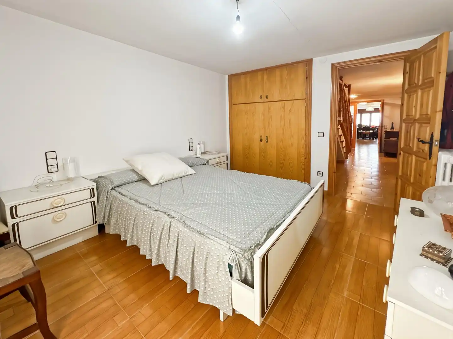 Schlafzimmer von Einfamilien-Reihenhaus zum Verkauf in Berga mit Heizung und Balkon