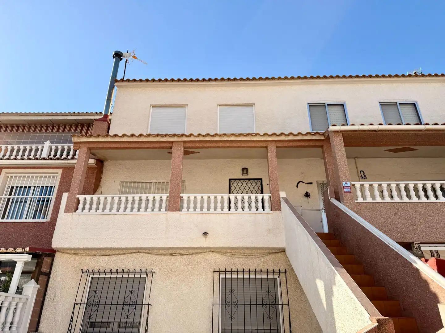 Vista exterior de Casa adosada en venda en Torrevieja amb Terrassa, Moblat i Balcó
