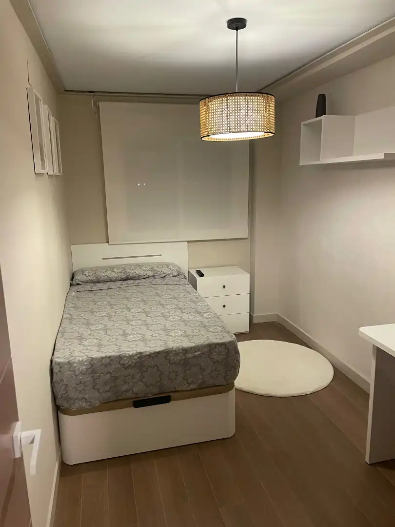 Habitación de Piso de alquiler en Granada con Aire acondicionado, Terraza y Amueblado